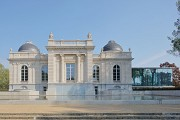 Museum La Boverie: Südfassade mit Wasserbecken
