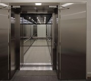 Patch 22, Amsterdam: Aufzug mit Brandschutztür, offen