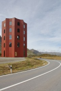 Roter Turm, Origen: Nordansicht mit Passstraße als Panorama