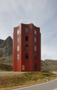 Roter Turm, Origen: Nordansicht mit Passstraße, Hochformat