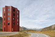 Roter Turm, Origen: Nordansicht mit Passstraße, Querformat