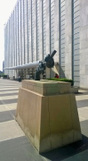 UNO-Hauptquariter: Gebäude der Generalversammlung mit Non-Violence Skulptur