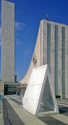 UNO-Hauptquartier: Nordöstliche Terrasse mit Kunstwerk