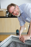 Michael Höhler fixiert die Eckverbinder mit Kegelschrauben im Rahmen