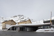 Arlberg1800: Ostansicht: Apartmenthäuser, Konzerthalle, Sportgeschäft