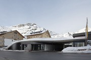 Arlberg1800: Rechts neben dem Eingang ist die Tiefgaragenzufahrt