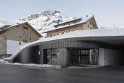 Arlberg1800: Äußerlich erscheint die Halle als bergwiesenartige Bodenwelle