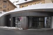 Arlberg1800: Die Eingangsfassade besteht aus Cortenstahl