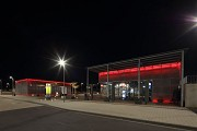 Bahnhof Erftstadt: Nordostansicht bei Nacht, Bild 1