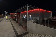 Bahnhof Erftstadt: Nordostansicht Bahnhofscafé bei Nacht