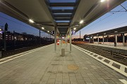 Bahnhof Leverkusen-Opladen: Untersicht Überdachung, Dämmerung, Querformat