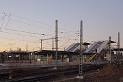 Bahnhof Leverkusen-Opladen: Südostansicht, Dämmerung