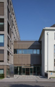 Bank für Sozialwirtschaft: Gebäudefuge Neu- und Altbau mit Haupteingang