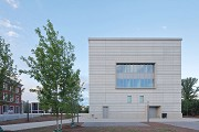 Bauhaus-Museum Weimar: Nordfassade mit Nachbarbebauung
