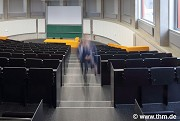 BFS, JLU Gießen: EG, Großer Hörsaal, Gang mit Ghost (Foto: Lefarth)