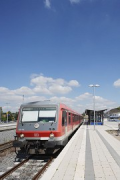 Bahnhof Bedburg: Bahnsteig Gleis 2 mit Zug