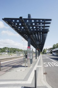 Bhf Horrem: Bahnsteig Gleis 1 mit Busfvorfahrt 2