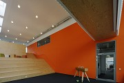 Blue-Office: Das Forum mit Kiefernholzfreitreppe, diagonal