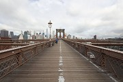 Brooklyn Bridge: Brückenfußweg (catwalk), Manhattan-Blick, Bild 1