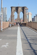 Brooklyn Bridge: Brückenfußweg (catwalk), Mittelstreifen auf Asphalt