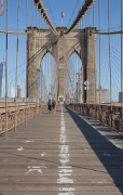 Brooklyn Bridge: Brückenfußweg (catwalk), Mittelstreifen auf Holz