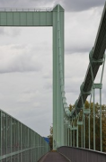Rodenkirchener Brücke: Schlaufendetail in Brückenmitte mit Pylon