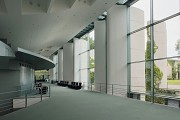 Bundeskanzleramt: Loungebereich vor Sitzungssaal mit Kanzlergartenzugang