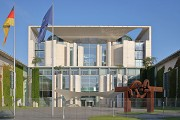 Bundeskanzleramt: Ostansicht Leitungsgebäude und Ehrenhof, Bild 2