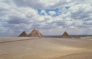 Westansicht der Pyramiden von Gizeh, Kairo im Hintergrund