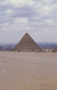 Cheops-Pyramide: Westansicht, Kairo im Hintergrund