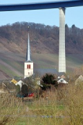 Hochmoselübergang, Wittlich: Ostansicht, Talpfeiler mit Kirchturm