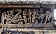 Khajuraho, Kandariya-Mahadeva-Tempel: Die Darstellungen sind teilweise extrem obzön