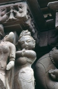 Khajuraho, Kandariya-Mahadeva-Tempel: Surasundari (schönes Mädchen) mit aufreizendem Blick