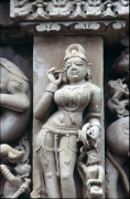 Khajuraho, Kandariya-Mahadeva-Tempel: eine Surasundari (schönes Mädchen) beim Auftragen von Liedstrich