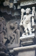 Khajuraho, Kandariya-Mahadeva-Tempel: Gott Vishnu im Vordergrund, im Hintergrund kopulierendes Männerpaar