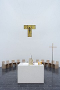 Kirche-am-Meer: Chor mit Altar und Tau-Kreuz