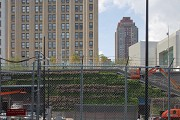 Liberty Park: hängender Garten, davor Zufahrt WTC Vehicle Security Center (VSC), Zoom