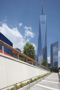 Liberty Park: Zugangsrampe Greenwich Street mit One World Trade Center