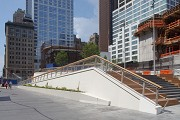 Liberty Park: Zugangsrampe und Treppenaufgang Greenwich Street