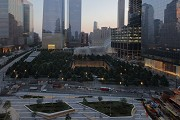 Liberty Park: Anschluss an 9/11 Memorial bei Dämmerung mit Horizont, Querformat