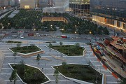 Liberty Park: Gesamtanlage und Anschluss an 9/11 Memorial bei Dämmerung