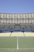 Maracanã Stadion: Spielfeld an der Mittellinie, hoch