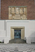 Ausstellungsgebäude Mathildenhöhe: Eingang Hochzeitsturm mit Heinrich-Jobst-Relief