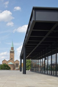 Neue Nationalgalerie: Südwestliche Gebäudeecke mit St.-Matthäus-Kirche