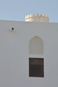 Omanisch-Französisches Museum: Maschrabiyya-Fenster mit Dachwassertank