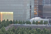 One World Trade Center: Südliches Sockelgeschoss bei Dämmerung