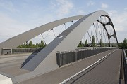 Osthafenbrücke FFM: westliche Gehwegansicht auf Höhe des nördlichen Brückenkopfes