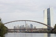 Die Osthafenbrücke bildet für die Schifffahrt das östliche Entrée nach Frankfurt; rechts die EZB