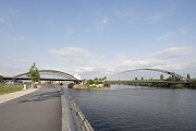Honsellbrücke und Osthafenbrücke vom neuen Park am Nordufer aus gesehen