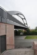 Osthafenbrücke FFM: südlicher Brückenkopf, östlicher Treppenabgang